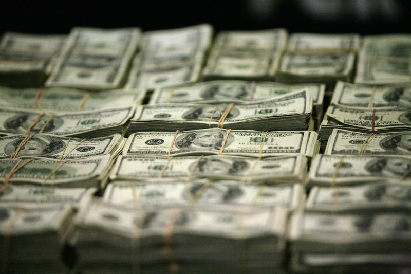 © Reuters. Курс доллара продолжил снижение против других основных валют