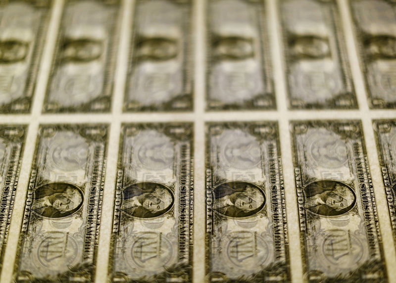 © Reuters. Доллар подешевел против других валют
