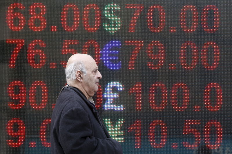 © Reuters. Доллар подешевел, а курс турецкой лиры резко снизился