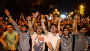 В Ереване депутаты заслонили демонстрантов живым щитом